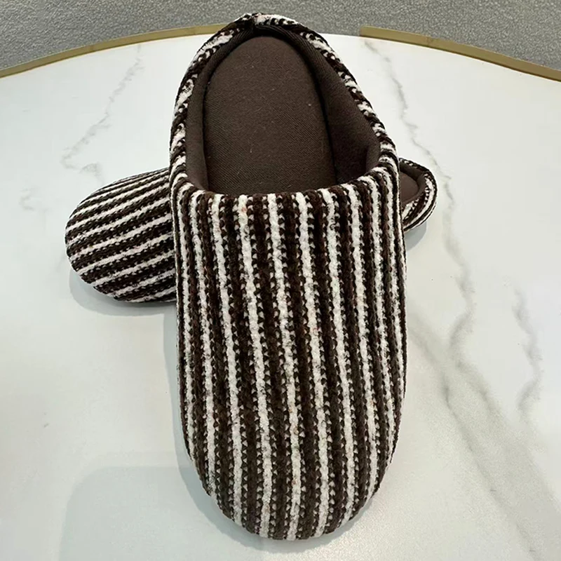 வீட்டில் அமைதியான பருத்தி செருப்புகள்